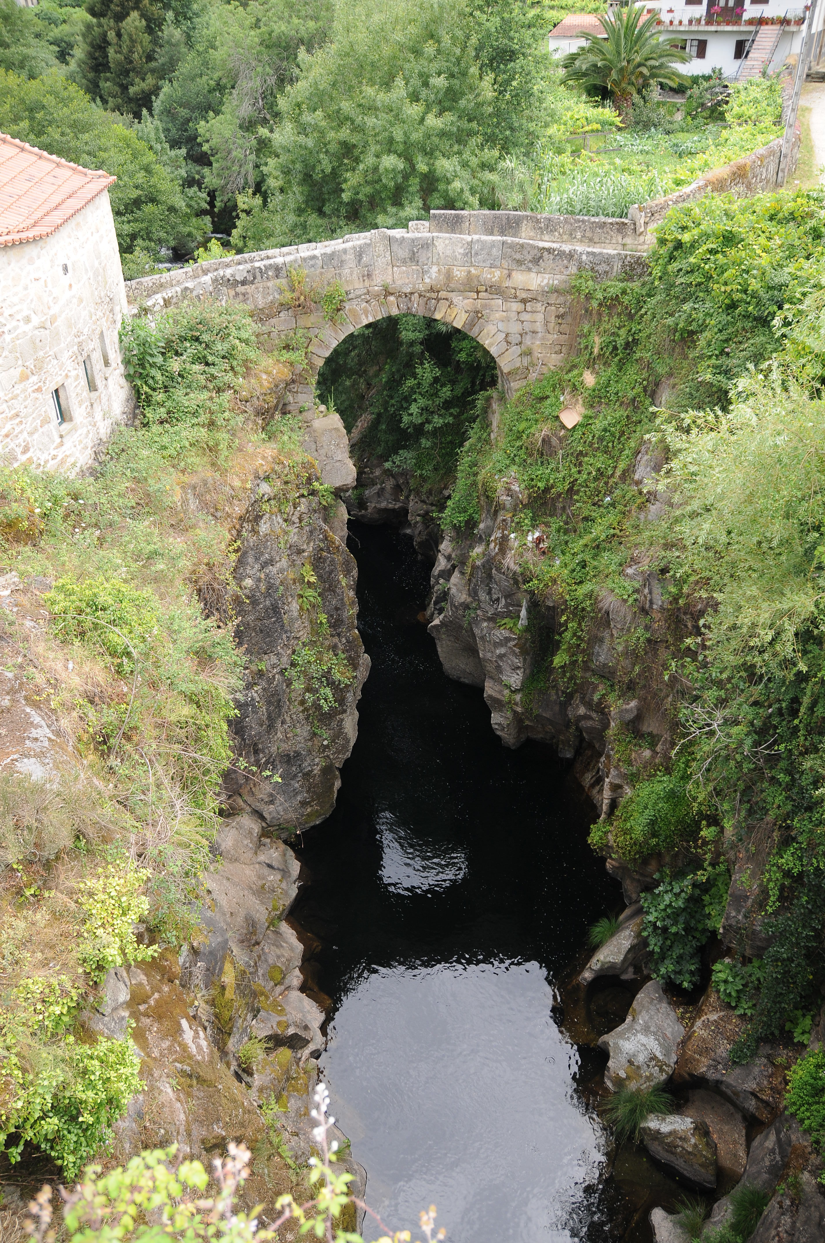 Ponte medieval que atravessa o rio de Mouro